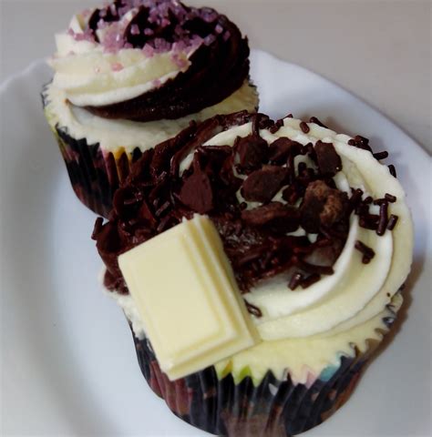 cupcakes bicolor vainilla y chocolate cupcakes chocolate desserts