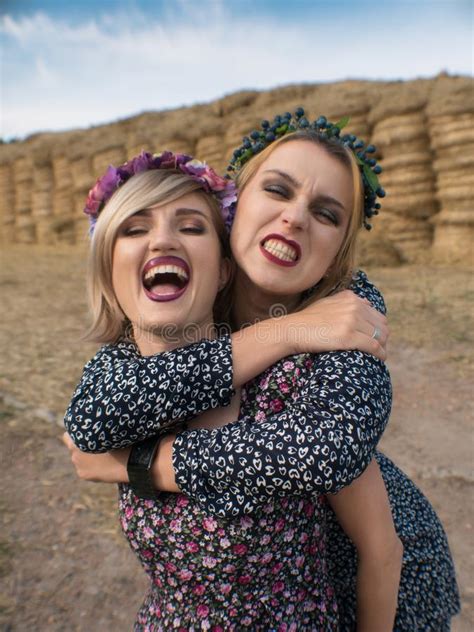 Het Paar Van Jonge Sexy Lesbische Meisjes Laught In Licht Kleedt Flirt