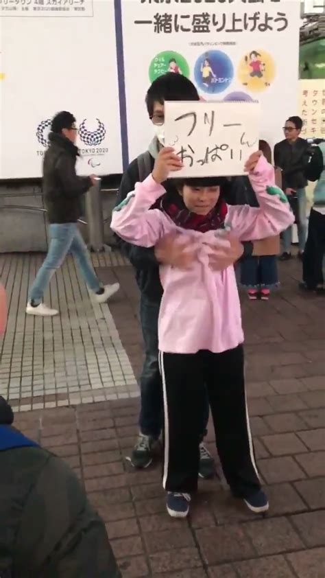 女性ユーチューバーが「フリーおっぱい」 渋谷で60人に胸を揉ませて炎上 保守ガール