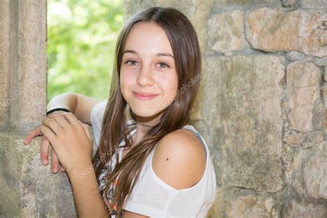 Uma Linda Adolescente De 12 Anos Sorrindo Para A Câmera