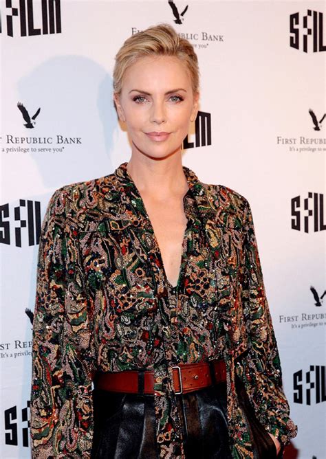 charlize theron bebizonyította hogy létezik az a szett