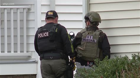 accused cleveland police officer commits suicide after standoff with