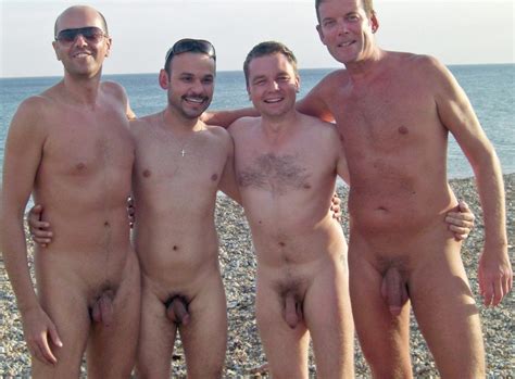 des hommes nus et sexy sur la plage