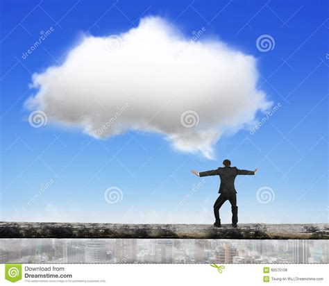 cuerda tirante de equilibrio del hombre de negocios  la nube blanca foto de archivo imagen