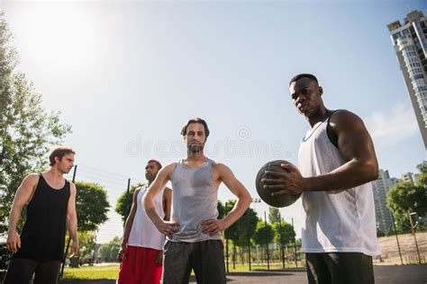 Personas De Baloncesto Interraciales Foto De Archivo Imagen De