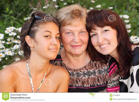 abuela madre hija en parque imagen de archivo imagen