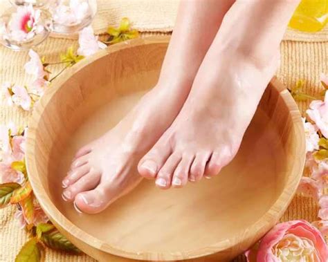 give   foot spa  home feminain beauty tips  face