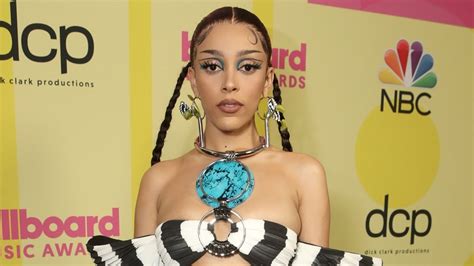 doja cat stuns in sexy striped matching set at 2021 billboard music