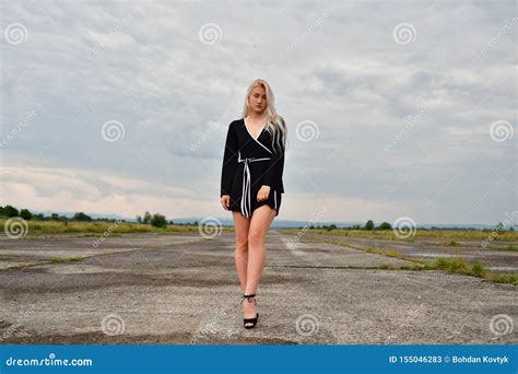 Sexy Blondine In Einem Minirock Auf Rollbahn Stockbild Bild Von Kleid