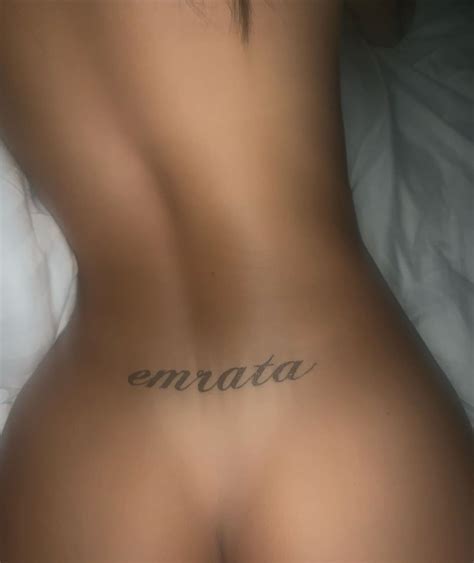 Emily Ratajkowski Got A Tattoo Emrata On Her Back 1