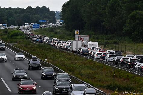 anwb telt op zwarte zaterdag  kilometer file  frankrijk nieuwsnl