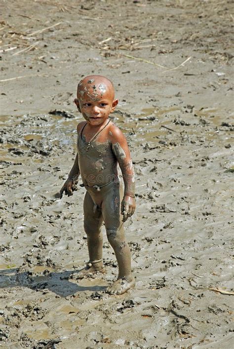 Enfant Indigent Sur La Route Indienne Photo Stock éditorial Image Du