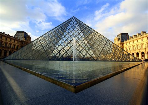 louvre pyramid paris museum welt