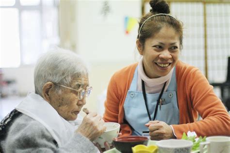 Elderly Perked Up By Filipino Caregiver The Japan Times