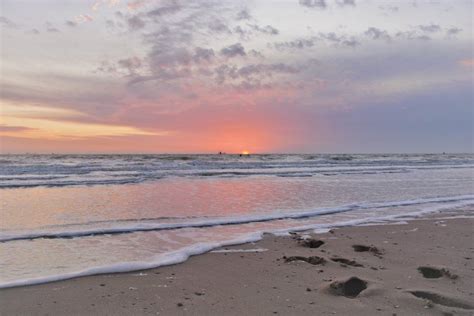 ondergaande zon zeeland op foto sunset beach beach scenery ocean beach beach art landscape
