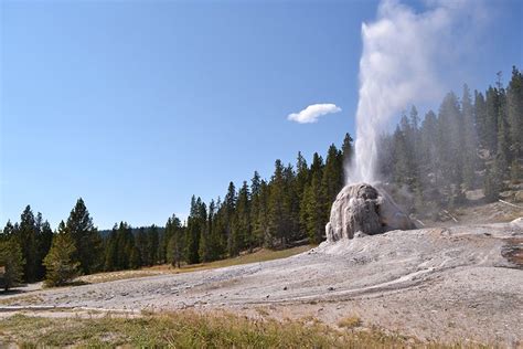 12 top rated hiking trails in yellowstone national park