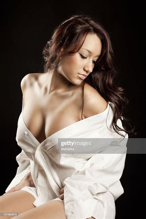 femme sexy en chemise blanche photo getty images