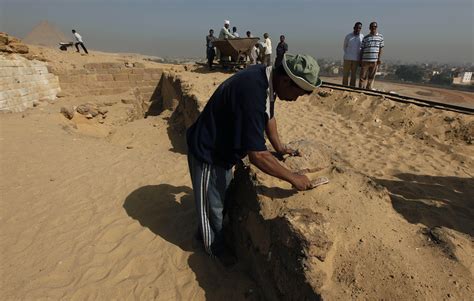 archaeologists discovered in egypt more than 800 tombs 4