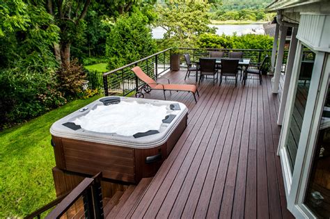 Bullfrog Spa 462 Hot Tub With Trex Decking And Cable Rail Traditional
