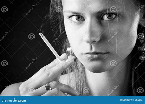 rokende vrouw stock afbeelding image  levensstijl rook