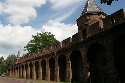 oude stadsmuur achter de kamp amersfoort nederland holland kampen