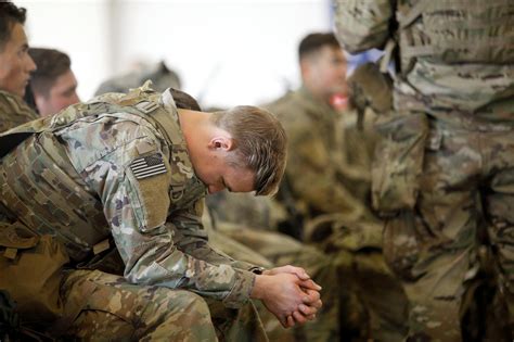 army paratrooper    airborne division preparing  leave fort bragg  middle