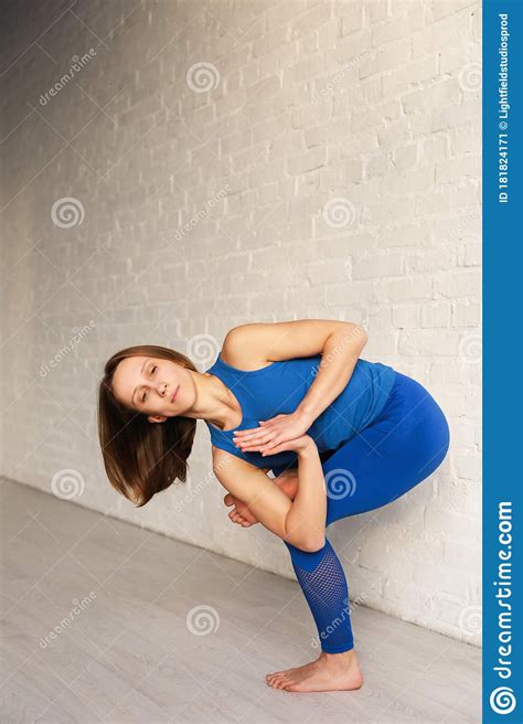 Mujer Flexible En Ropa Deportiva Azul Haciendo Imagen De Archivo