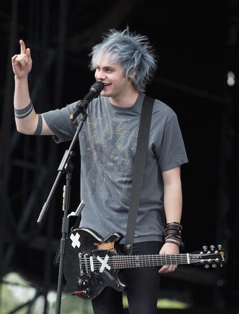 Michael Clifford Height Weight Body Statistics Healthy Celeb