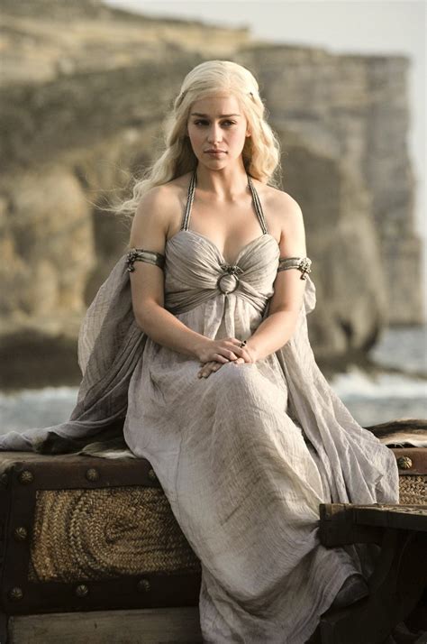 Style Icon Emilia Clarke As Queen Daenerys Targaryen In
