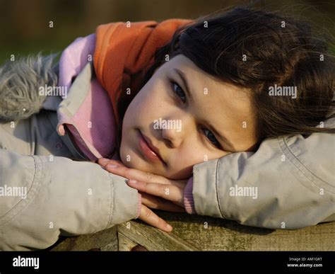 Pre Teen Girl Sappuyant Sur Une Barrière En Bois Resting Head On Arms