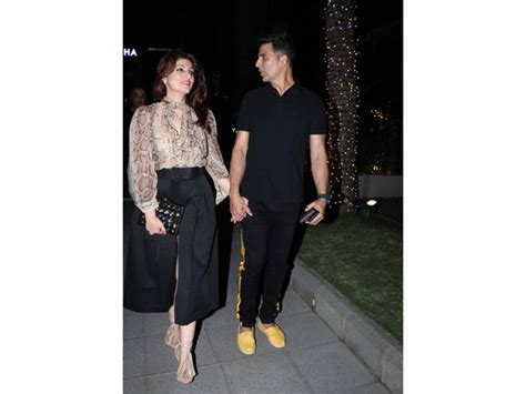 Twinkle Khanna Retro Outfit Spotted With Akshay Kumar