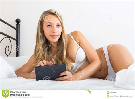 有片剂的妇女在白色板料 库存照片 图片 包括有 bedaub 唤醒 女用贴身内衣裤 激起 计算机 58882480