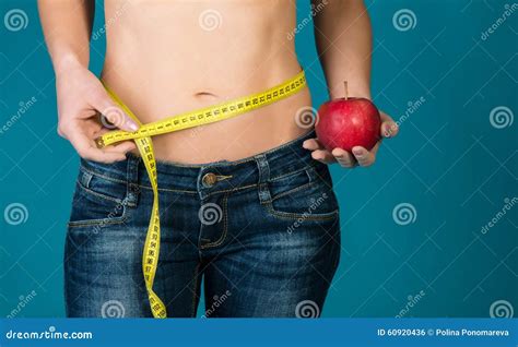 geschikt vrouwelijk lichaam met appel en het meten van band gezonde geschiktheid en het eten van