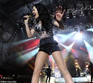 jessie j flashes shapely legs in tiny shorts at fusion festival daily