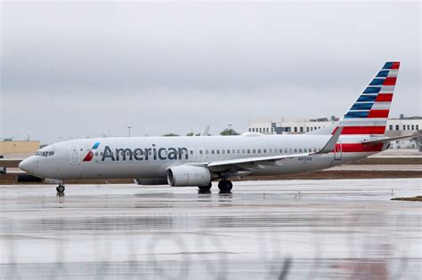 american airlines  cut  percent  international flights