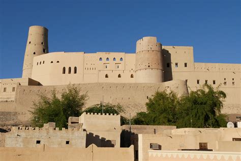 oman dvorci  utvrde jabreen castle bahla fort  nizwa fort