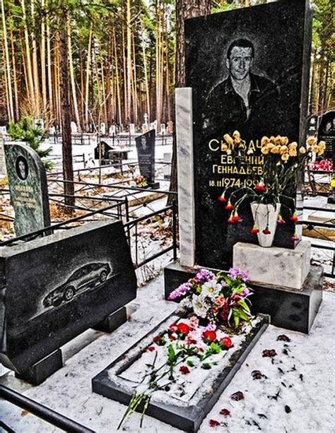 russian mafia members with over the top graves 17 pics