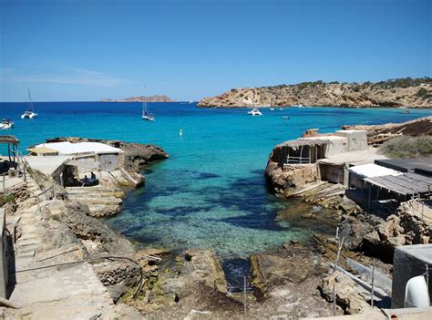 es calonet de cala tarida se converite en una charca verde ibizaislaes