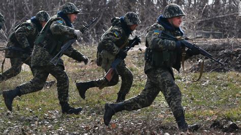 ukraine mobilizes troops in russia crisis cnn