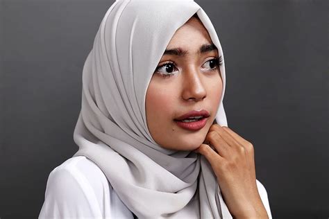 hd wallpaper woman wearing white hijab veil attractive beautiful