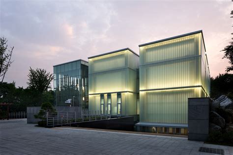 gallery      polycarbonate translucent facade