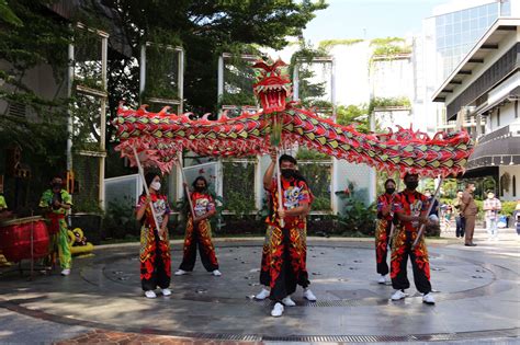 semarak imlek  mal kelapa gading  barongsai hingga lian bian