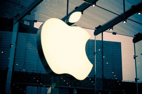 apple anuncia ganancias record de   millones el ultimo trimestre de