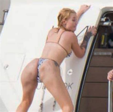 iggy azalea bikini twerk in miami on the yacht scandal