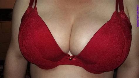 Original Contentreal 38gg S Amateur Cleavage In Red Bra