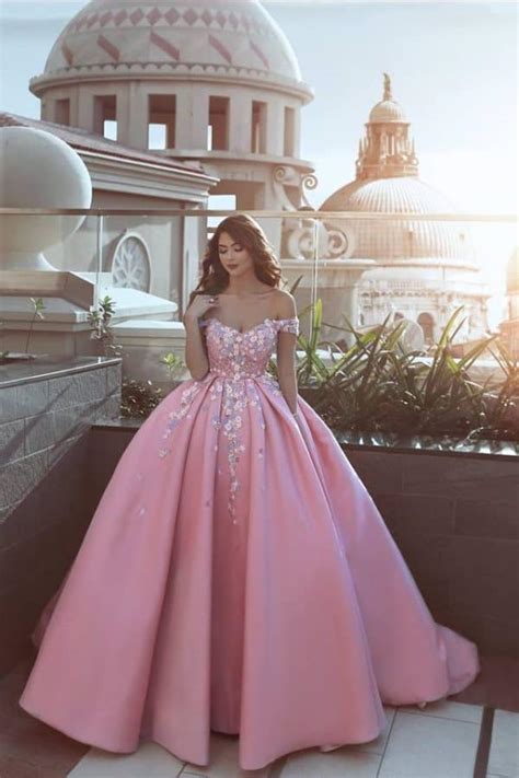 stunning prom dresses      prom queen