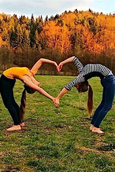 gymnastique en forme de coeur yoga yoga fotos  friend