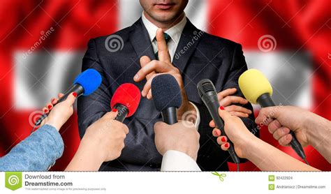 de zwitserse kandidaat spreekt aan verslaggevers journalistiekconcept stock foto image