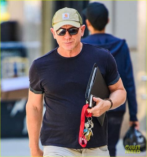 Daniel Craig And Pregnant Rachel Weisz Step Out In New York