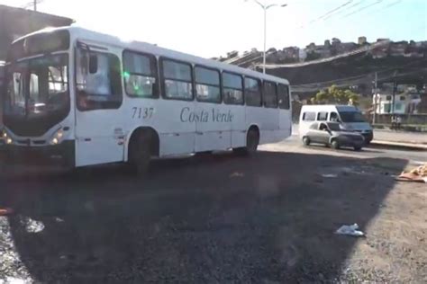 passageiros de ônibus são assaltados em salvador bahia farol da bahia